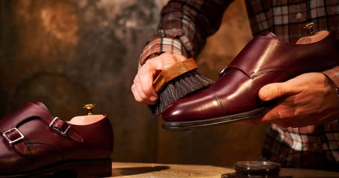Bí Ẩn Lớp Xi Trên Giày Da Clarks: Vì Sao Lại Bong Và Cách Xử Lý Chuẩn Nhất Bí Ẩn Lớp Xi Trên Giày Da Clarks: Vì Sao Lại Bong Và Cách Xử Lý Chuẩn Nhất
