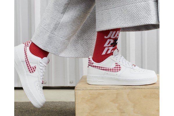 Top 10 đôi giày sneaker đẹp nhất diện Tết 2024