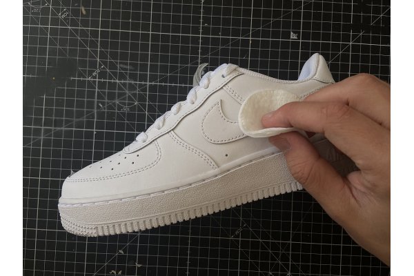 Cách Bảo Quản Giày Hiệu Trong Thời Tiết Nồm Ẩm - Bí Kíp Cần Biết Cho Tín Đồ Sneaker