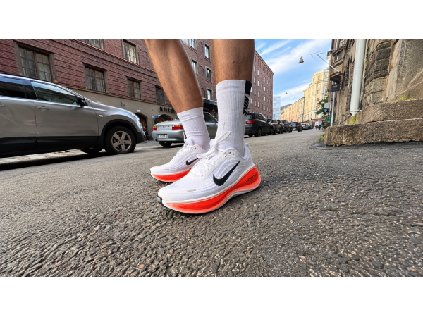 Nike Vomero Plus: Giày Chạy Êm Ái Có Đáng Mua 2026?