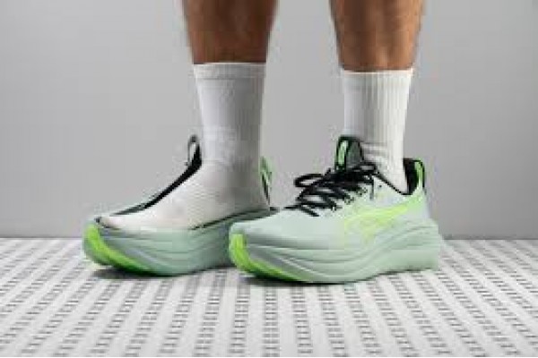 Nike Vomero 18 Hay Asics Gel-Nimbus 28? Cuộc Đối Đầu Của Những 