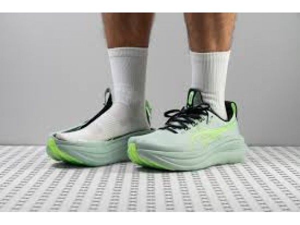 Nike Vomero 18 Hay Asics Gel-Nimbus 28? Cuộc Đối Đầu Của Những "Chiếc Ghế Sofa Biết Chạy"