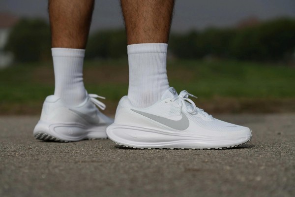 So Sánh Nike Revolution 8 Với Downshifter 14 – Nên Chọn Đôi Nào?