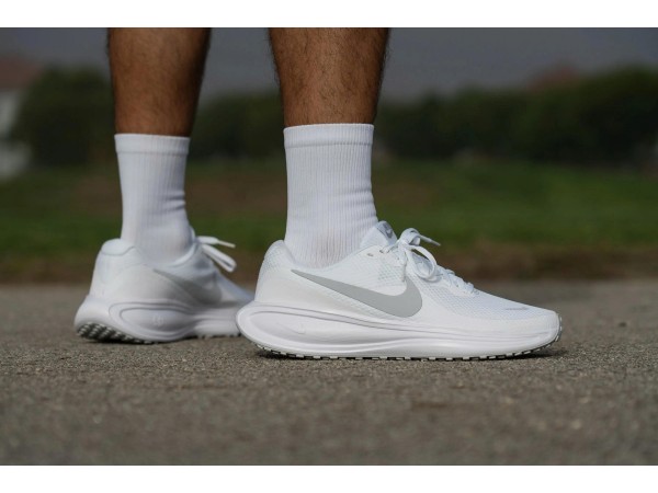 So Sánh Nike Revolution 8 Với Downshifter 14 – Nên Chọn Đôi Nào?