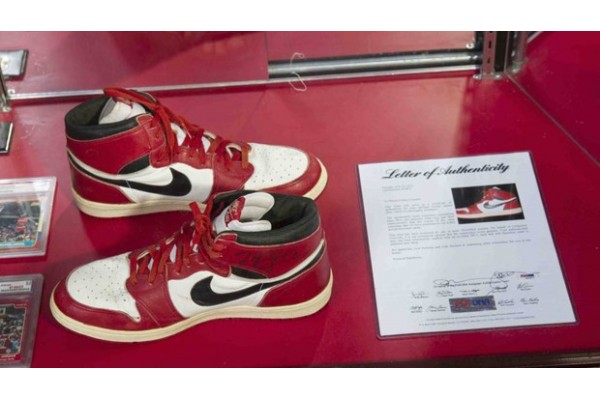 Top 10 đôi giày sneaker đắt nhất mọi thời đại