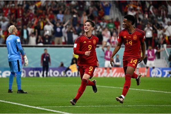 Những siêu phẩm giày bóng đá đốt cháy sân cỏ World Cup 2022