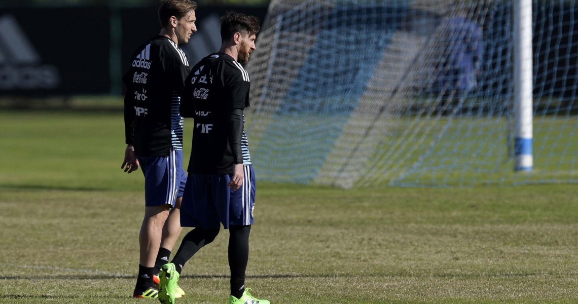 Những đôi giày đồng hành cùng Lionel Messi trên sân cỏ World Cup
