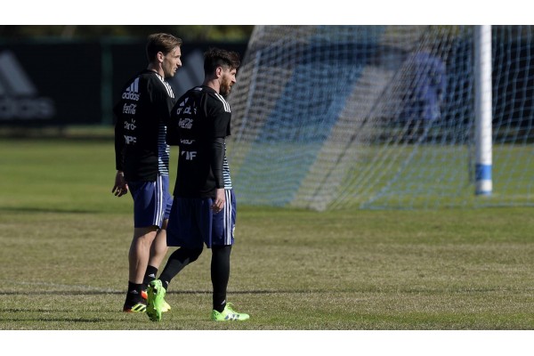 Những đôi giày đồng hành cùng Lionel Messi trên sân cỏ World Cup