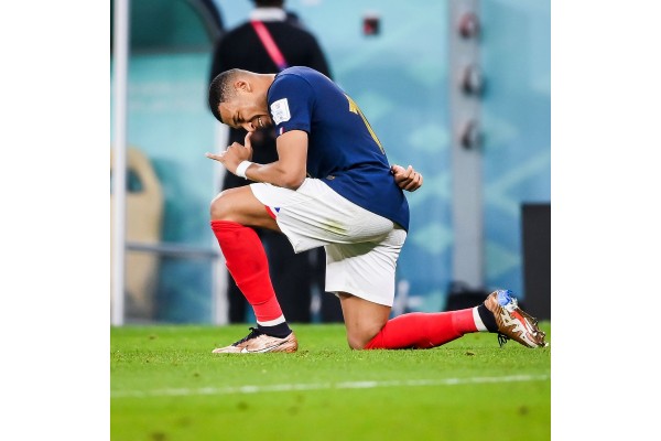 Cầu thủ nổi tiếng - Kylian Mbappe mang giày đá bóng gì năm 2022?