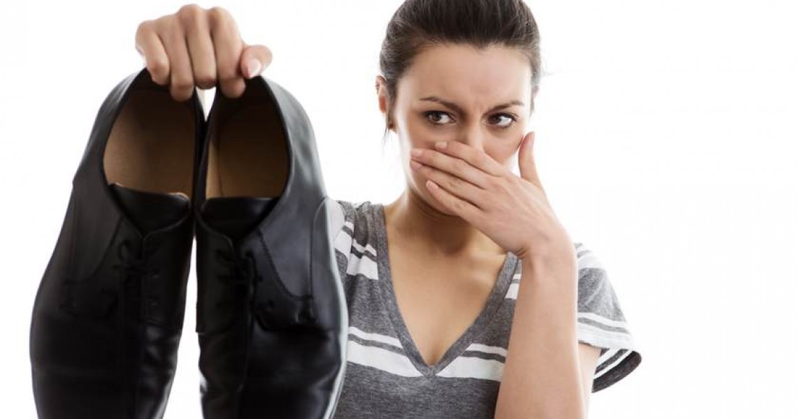10 Cách hay khử mùi giày hiệu quả nhất