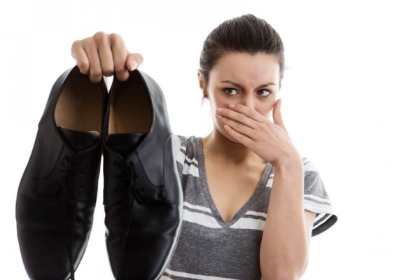 10 Cách hay khử mùi giày hiệu quả nhất