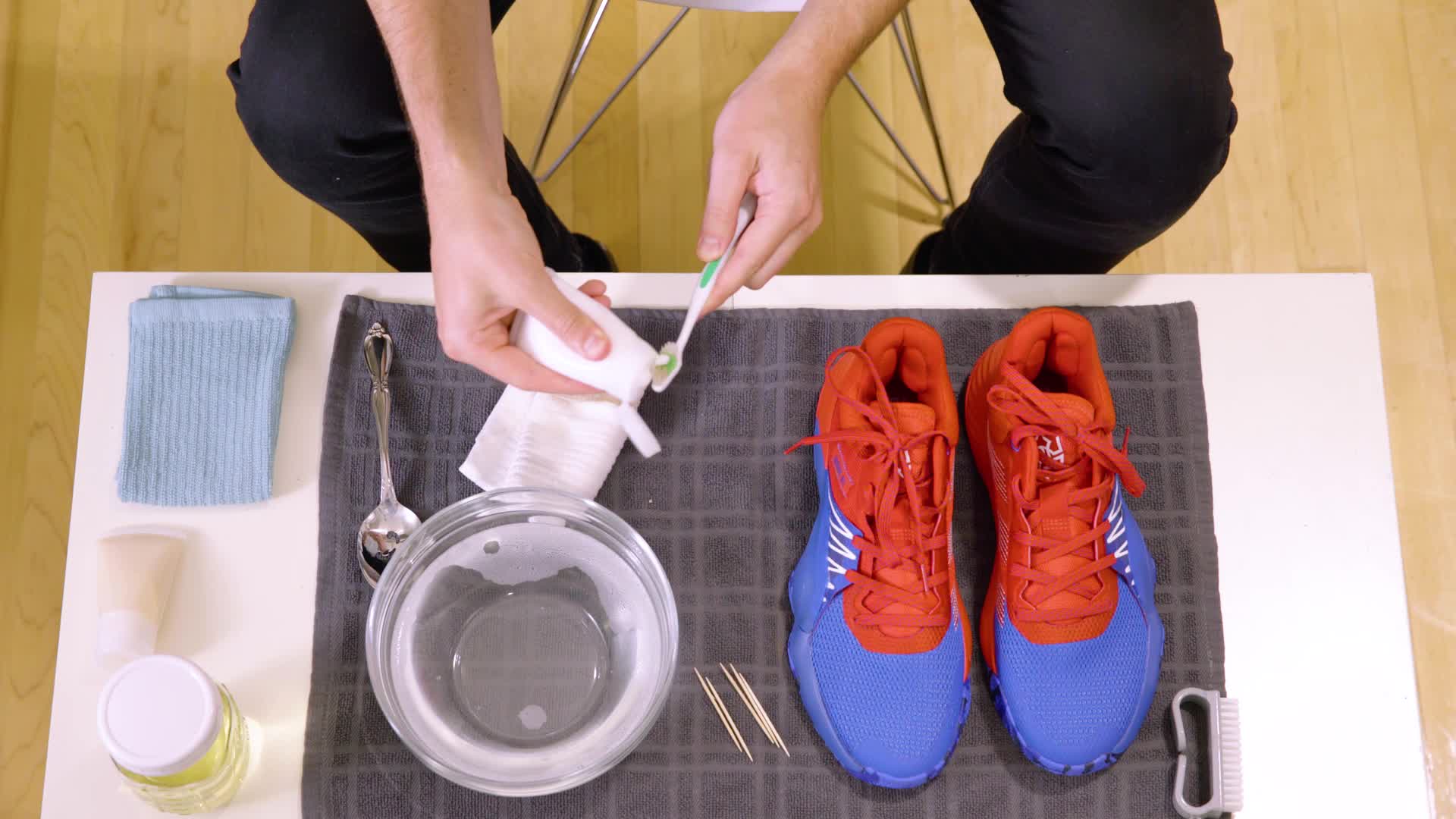 Làm sạch giày bằng bàn chải hoặc khăn mềm