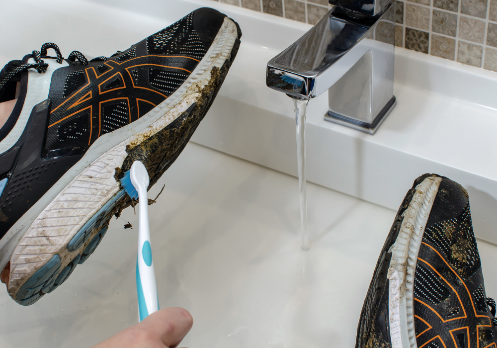 cách vệ sinh giày thể thao bằng kem đánh răng