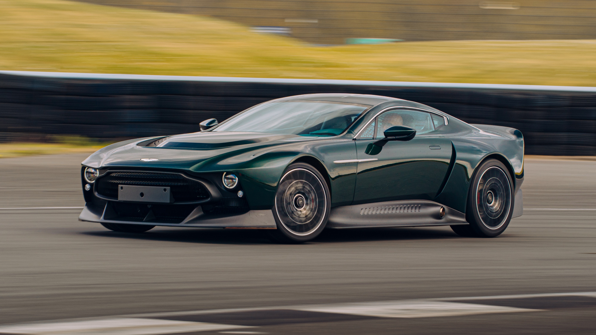 oto nhà Aston Martin
